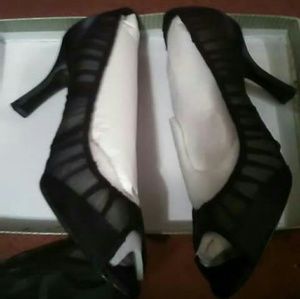 NWT 9M Black Heels Jacqueline Ferrar